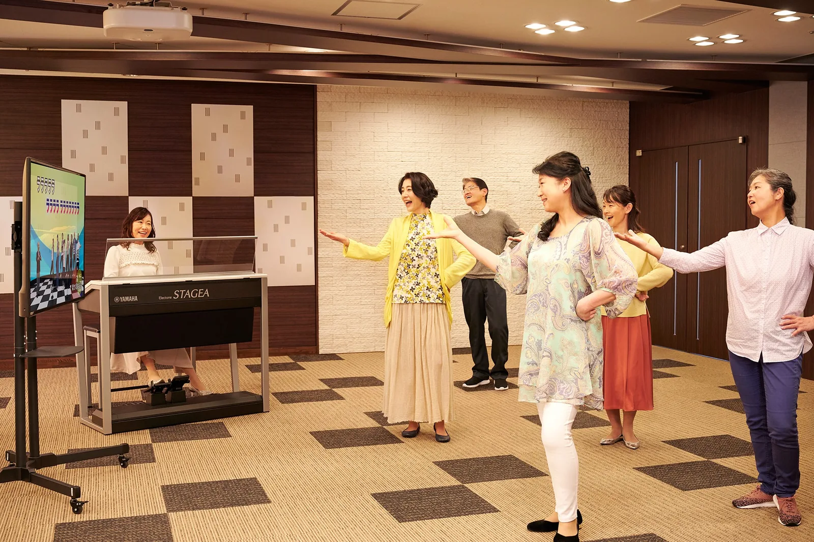 エレクトーンの伴奏で声を重ねる仲間たち。青春ポップスのイメージ