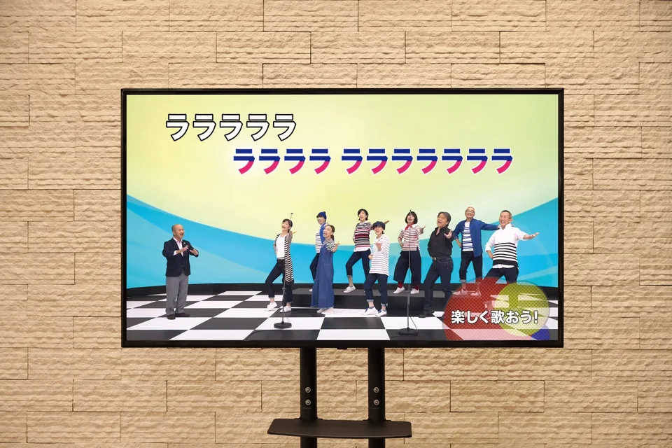 歌詞やふりつけの映像に合わせて体を動かす青春ポップスのイメージ